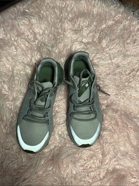 Men's Gray Athletic Sneakers with Reflective Accents - Unbranded